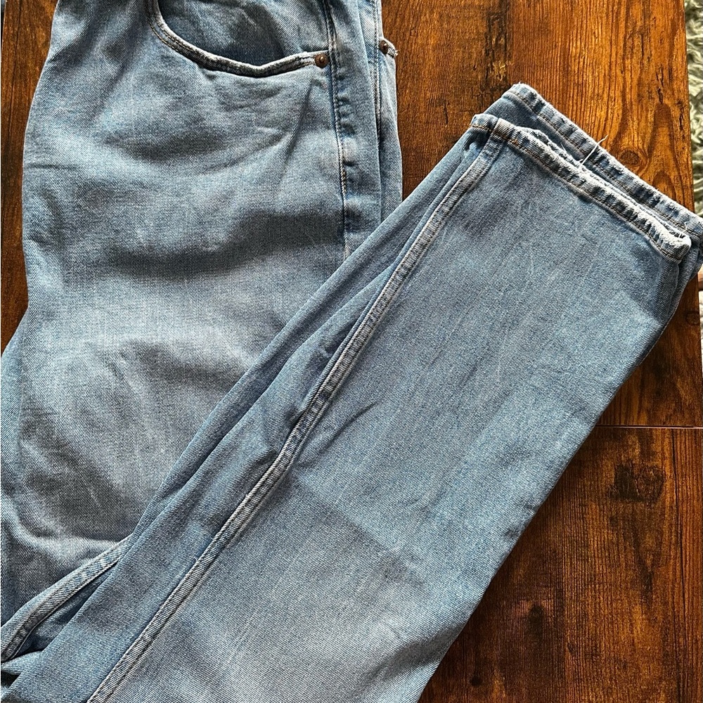 Abercrombie & Fitch Women’s Curve Love 90s Slim Straight Jeans